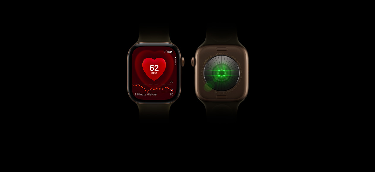 To Apple Watch Series 12-enheder med urkasse i aluminium i farven mørk bronze og en olivengrøn Sportsrem. Den ene viser forsiden af uret med Puls-appen, den anden viser bagsiden af uret med sundhedsmålingssystemet med glødende grønne LED-lamper,