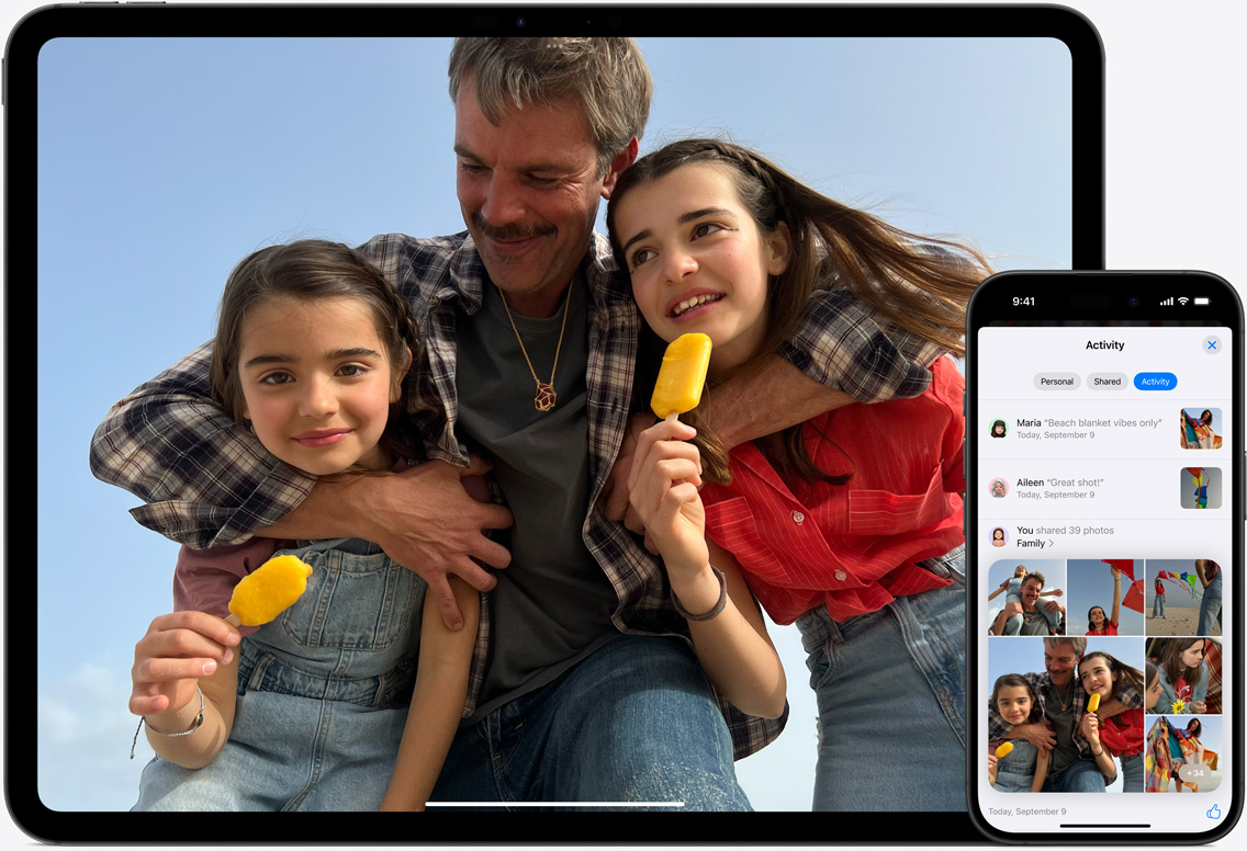 iPad- och iPhone-skärmar med iCloud-bilder. Bilderna föreställer en pappa med sina två döttrar på stranden.