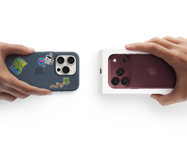兩隻手左右並列，一隻手拿著不含包裝盒的 iPhone 裝置，用以換購另一隻手中的盒裝全新 iPhone 18 Pro