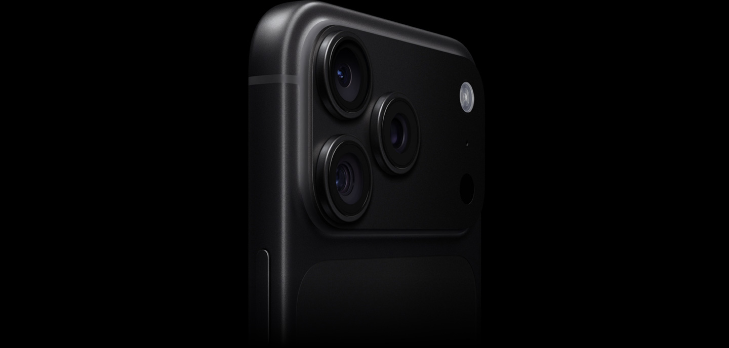黑色 iPhone 18 Pro 的機身背面局部斜側圖，聚焦在 Pro 融合相機系統