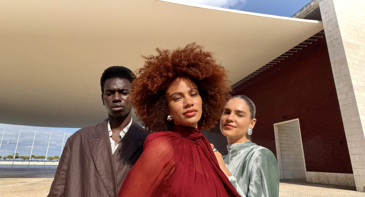 App Fotocamera su iPhone Air che mostra la funzione Inquadratura automatica per un selfie di tre persone