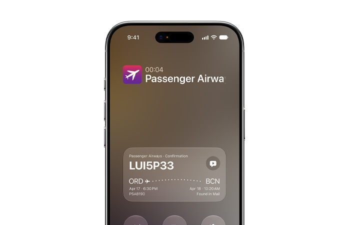 iPhone Air, 展示由 Apple Intelligence 驅動的通話情境功能。螢幕顯示通話畫面，附有航空公司確認詳情