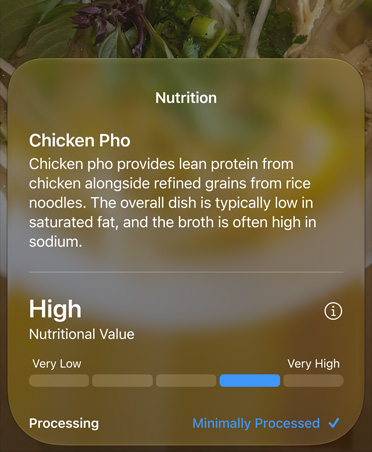 相機的 Siri 模式畫面，展示透過視覺智能識別出的一款食物，以及其營養資訊，畫面上列出關於雞肉湯粉的詳細資訊，包括常用食材和營養資訊