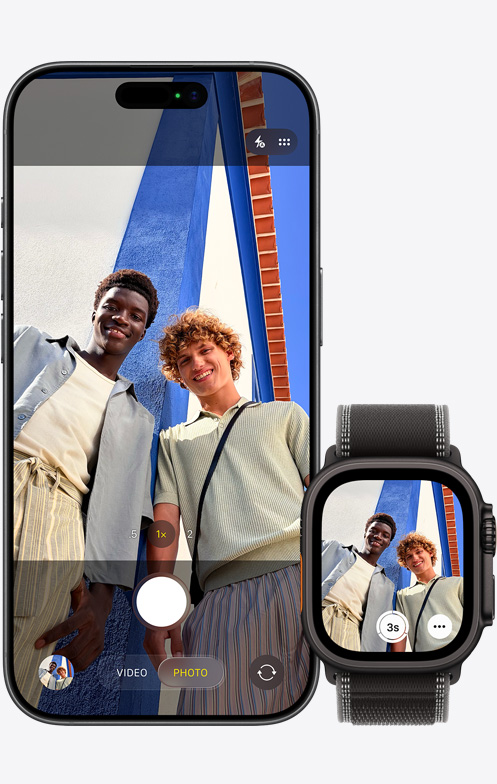 iPhone 17, skats no priekšpuses, kamera tiek izmantota grupas selfija uzņemšanai, blakus Apple Watch Ultra 3 ar atvērtu Camera Remote