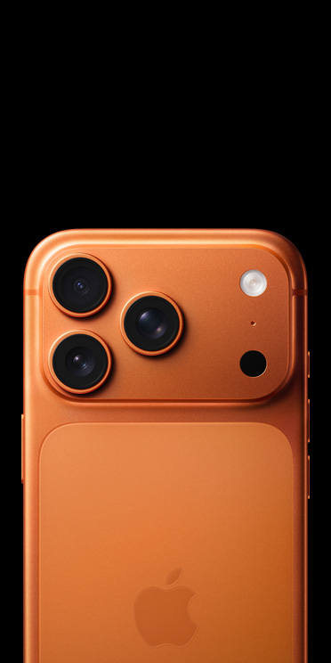 iPhone 17 Pro ar kosmiski oranžu apdari, aizmugures skatā ir redzama Pro kameru sistēma, LiDAR zibspuldze un mikrofons.