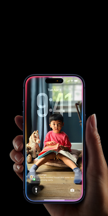 iPhone displejs, pilnekrāna dizains ar iOS 26 Liquid Glass.