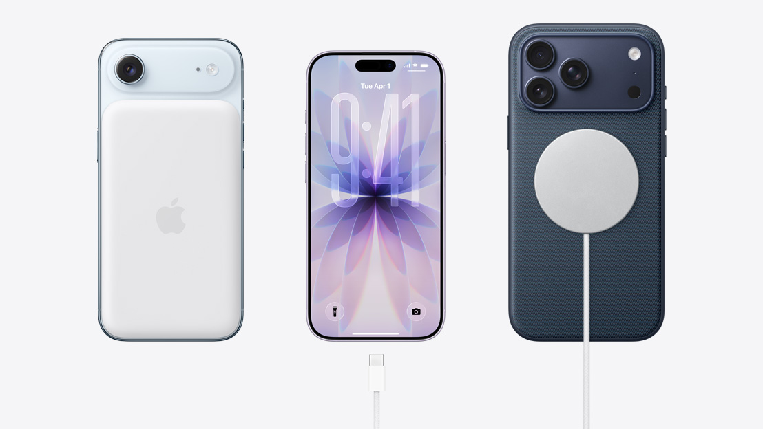 Cieši blakus. iPhone Air aizmugure ar pievienotu MagSafe akumulatoru, iPhone 17 priekšpuse ar pilnekrāna dizainu, USB‑C uzlādes kabelis pie uzlādes porta, iPhone 17 Pro aizmugure ar pievienotu MagSafe kabeli