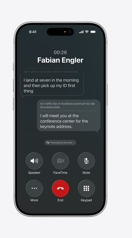 iPhone ekrānā redzams, kā reāllaikā tiek tulkots ziņojums no vācu valodas angļu valodā
