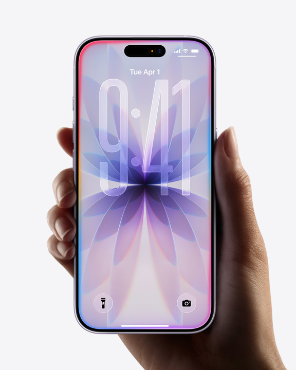 Rokā tiek turēts iPhone 17, kurā redzams pilnekrāna displejs un bloķēšanas ekrāns ar Liquid Glass maliņu.