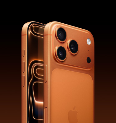 iPhone 17 Pro ar kosmiski oranžu apdari un daļēji redzamu ekrānu skatā no sāna, uz kura ir Action, skaļuma un sānu poga. Aizmugures skatā augšējā stūrī pa kreisi ir Pro kameru sistēma.