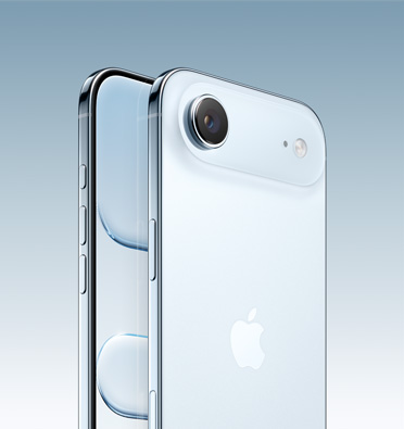 iPhone Air ar debeszilu apdari un daļēji redzamu ekrānu skatā no sāna, uz kura ir Action, skaļuma un sānu poga. Aizmugures skatā augšējā stūrī pa kreisi ir modernā divu kameru sistēma.