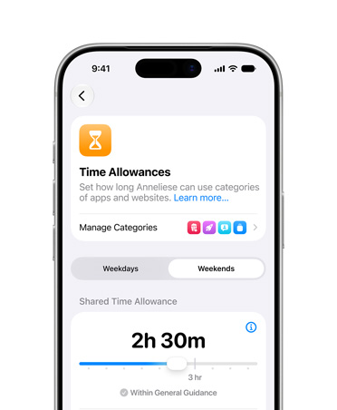 iPhone 17 Pro, Perak, layar menampilkan opsi Alokasi Waktu dan Jadwal Durasi Layar di Pengaturan untuk mengatur kategori waktu dan media bagi anak mereka