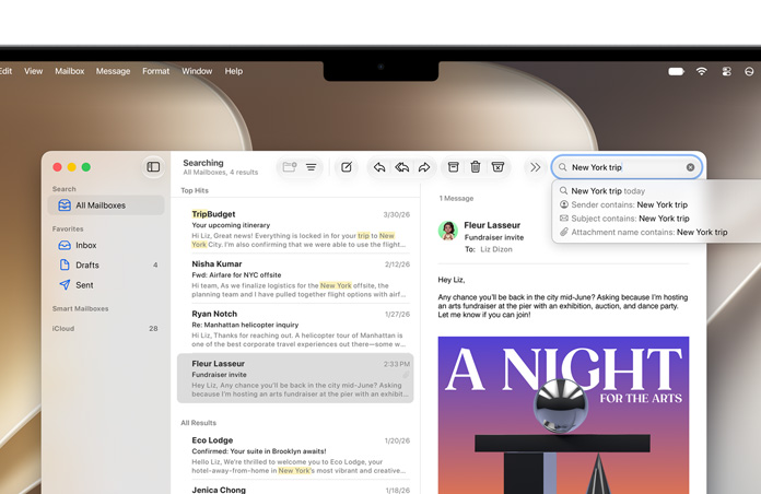 App Mail ouverte sur l’écran d’un MacBook, des e-mails concernant un voyage à New York sont répertoriés, les mots New York et trip sont surlignés en jaune à l’endroit où ils apparaissent dans chaque e-mail