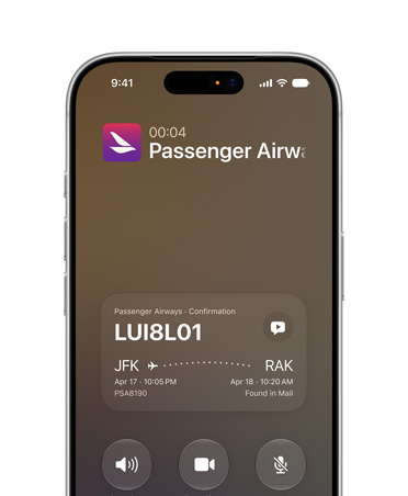 iPhone 17 Pro Perak menampilkan fitur Konteks Panggilan yang didukung Apple Intelligence. Layar depan menampilkan detail konfirmasi maskapai penerbangan saat sedang menelepon.