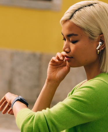 Kvinde, der kigger på sit Apple Watch