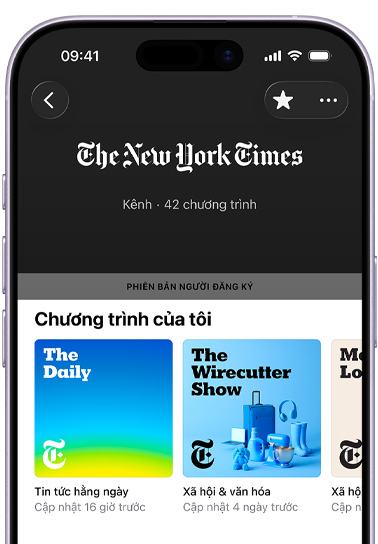 iPhone, vỏ ngoài mặt trước, màn hình hiển thị kênh The New York Times trong Apple Podcasts, văn bản bên dưới ghi: 