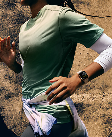 Workout Buddy gửi tin nhắn cho một người chạy bộ đang theo dõi bài tập bằng Apple Watch SE 3