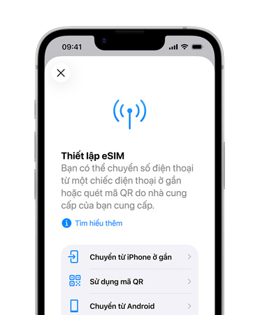 iPhone 17e, vỏ ngoài mặt trước, đang sử dụng tính năng Thiết Lập eSIM để dễ dàng chuyển số điện thoại từ điện thoại gần đó hoặc sử dụng Mã QR