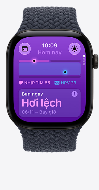 Apple Watch Series 12, vỏ nhôm, màu đen, ứng dụng Sinh Hiệu, biểu đồ điểm sức khỏe, số nhịp tim mỗi phút hiện tại, chỉ số ban ngày cho thấy sinh hiệu hơi lệch, Vòng Bện Solo, màu xanh navy